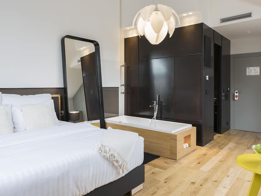 Junior Suite, 1 King Bed, Hot Tub, City View