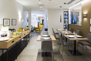 Desayuno (EUR 7 por persona)