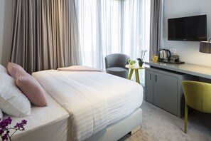 Habitación estándar con 1 cama doble o 2 individuales, vistas a la ciudad | Ropa de cama de alta calidad, minibar, caja fuerte y escritorio