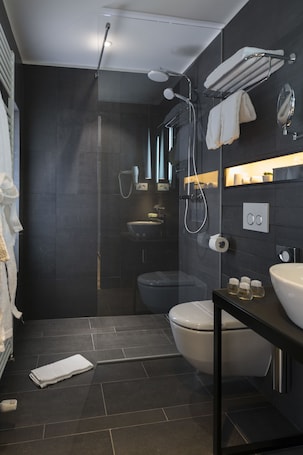 Junior Suite, 1 King Bed, Hot Tub, City View | Bathroom. Livris Hotel