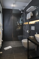 Suite junior, 1 cama de matrimonio grande, bañera de hidromasaje, vistas a la ciudad | Baño | Artículos de higiene personal gratuitos, secador de pelo y zapatillas