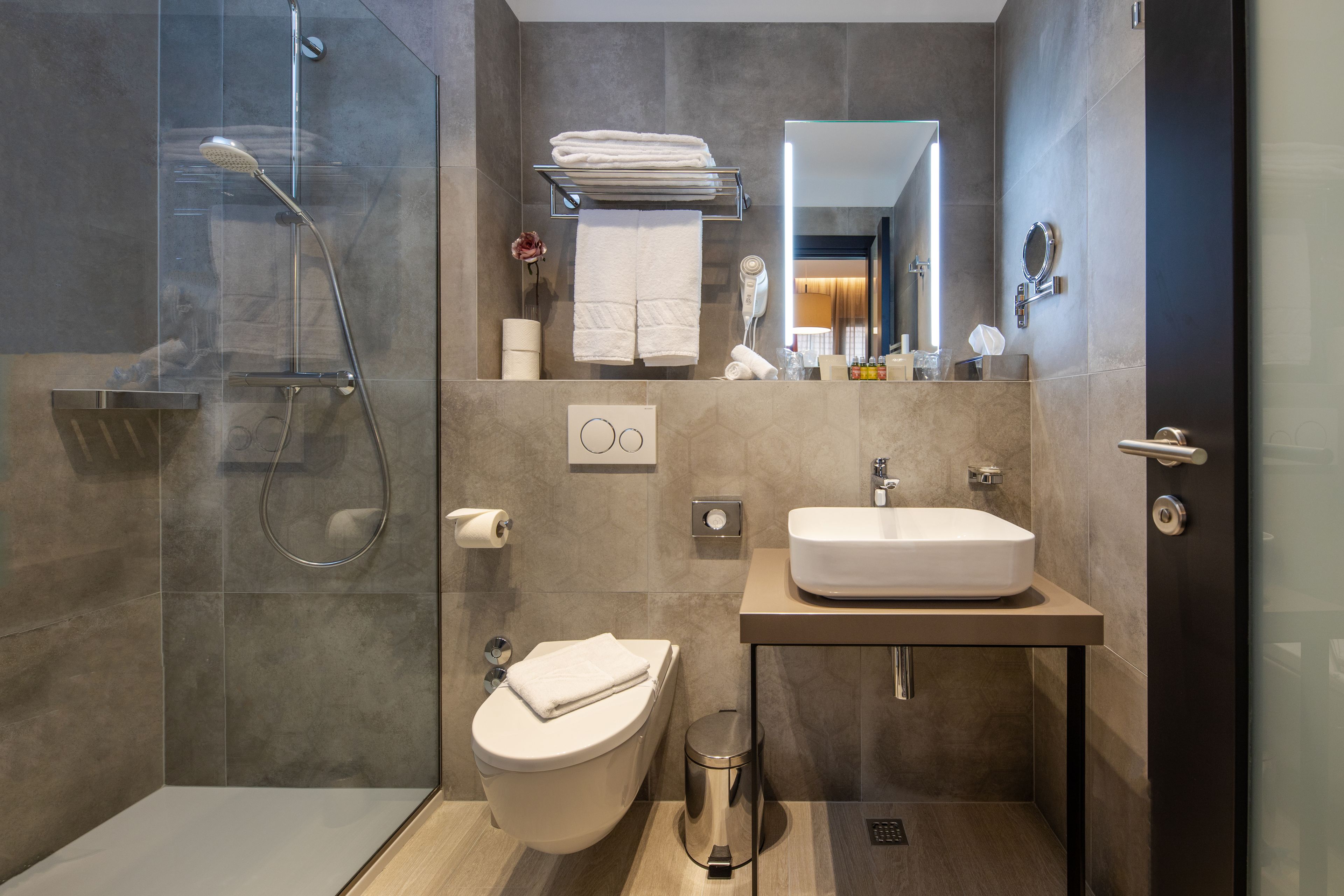 standard double or twin room, annex building (no elevator) | bathroom | free toiletries, hair dryer, slippers, towels