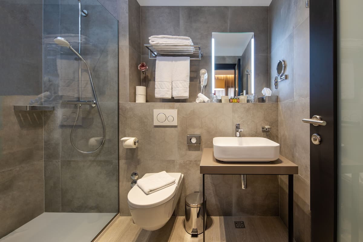 standard double or twin room, annex building (no elevator) | bathroom | free toiletries, hair dryer, slippers, towels