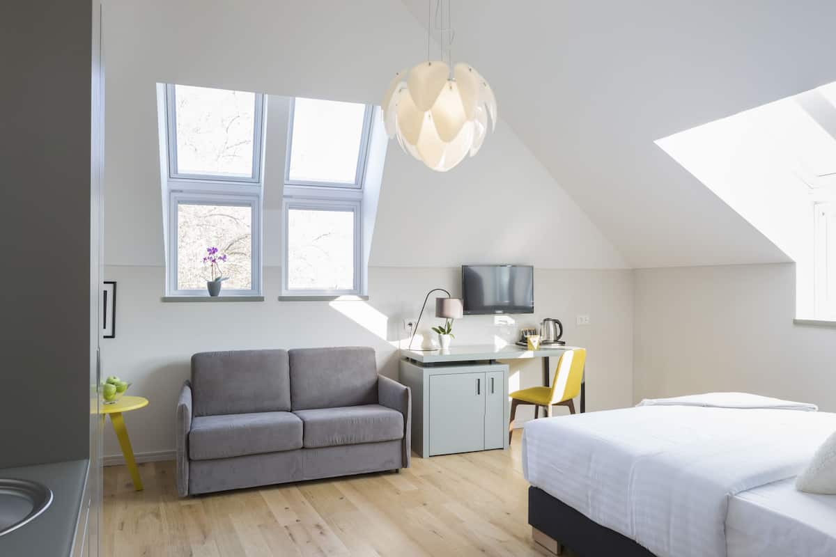 junior studio suite, city view | premium bedding, minibar, in-room safe, desk