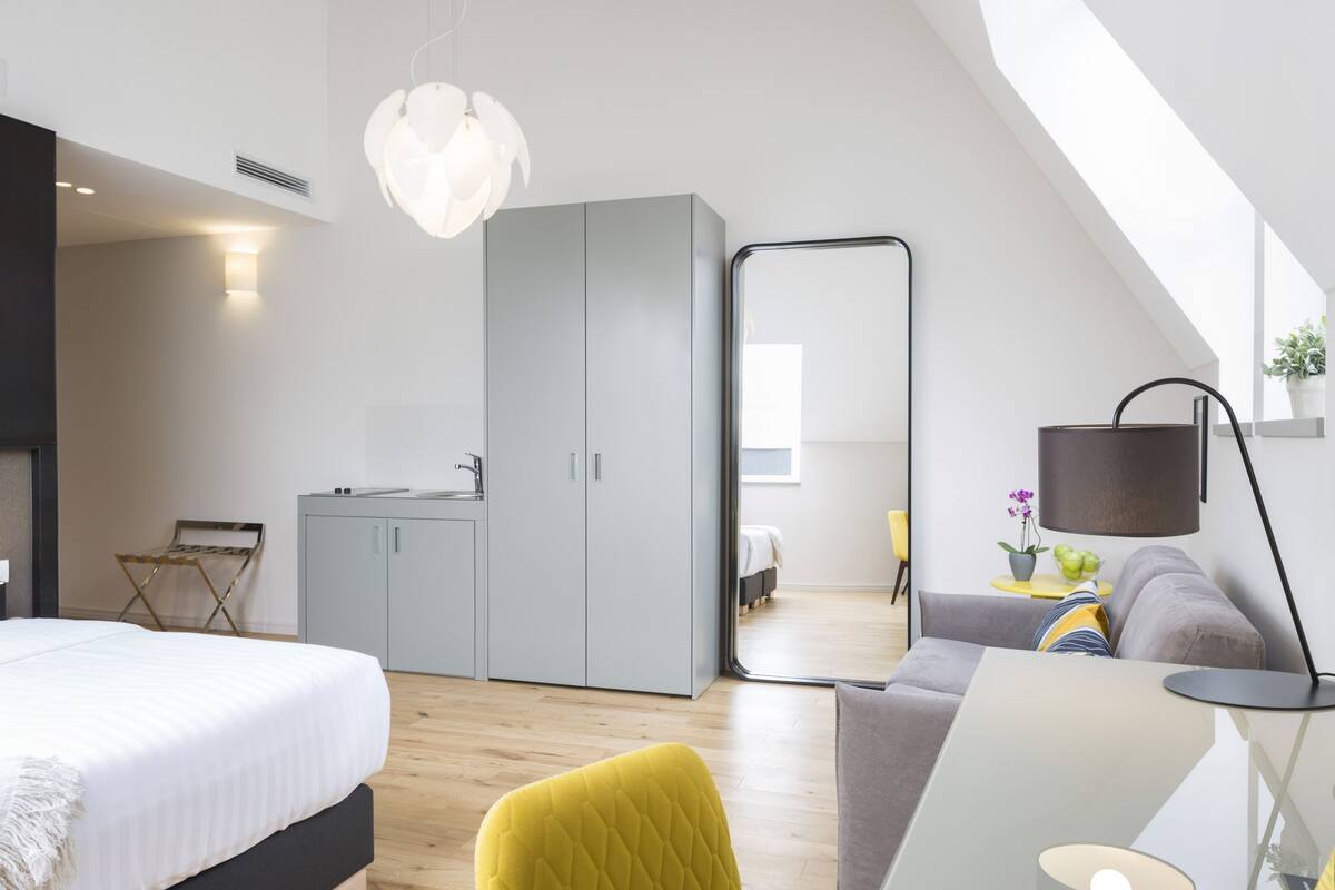 junior studio suite, city view | premium bedding, minibar, in-room safe, desk