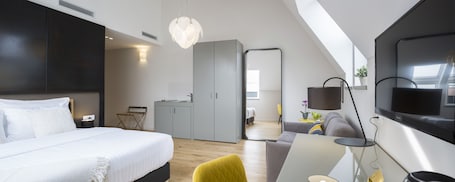 Junior Studio Suite, City View | Premium bedding, minibar, in-room safe, desk
