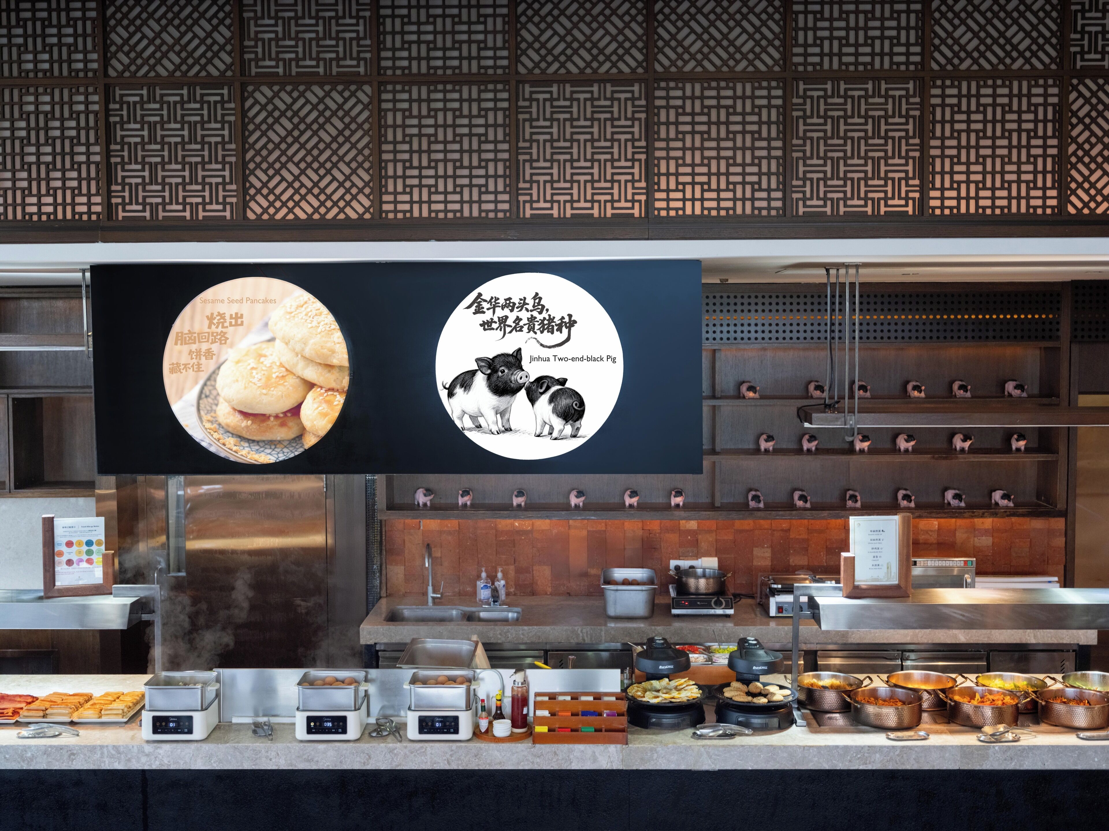 Uma mesa de buffet com diversos alimentos e uma exposição de porcos.