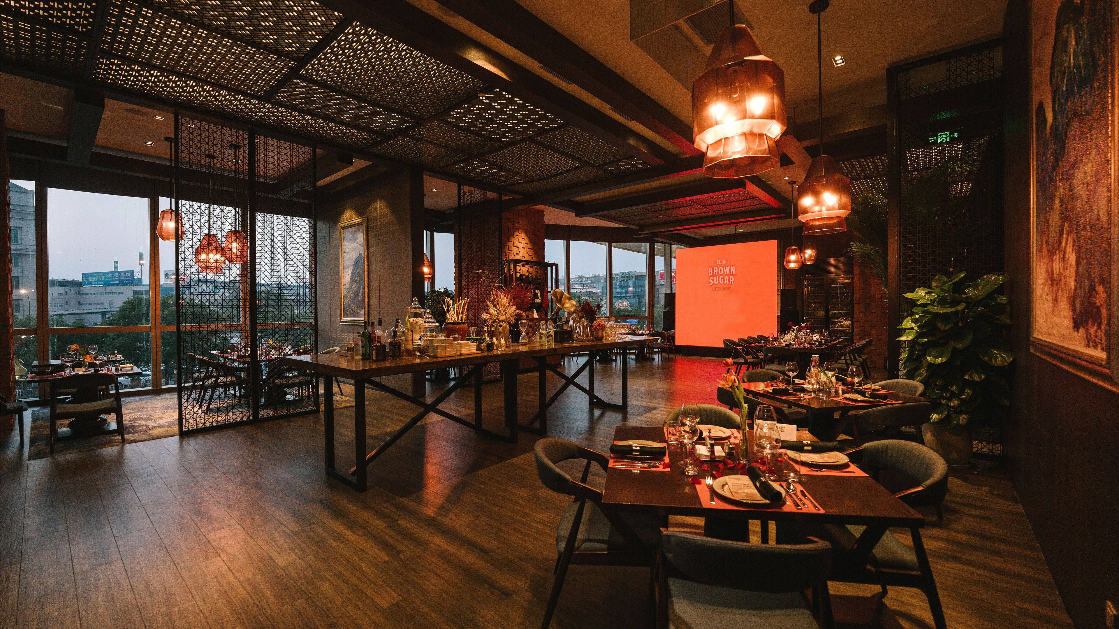 3 restaurants, breakfast, lunch served; local and international cuisine