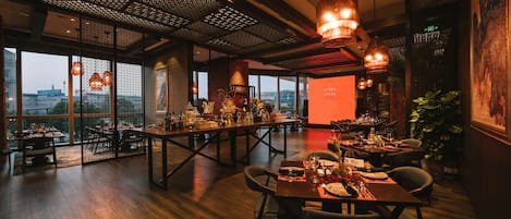 3 restaurants, breakfast, lunch served; local and international cuisine