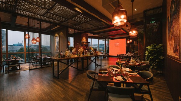 3 restaurants, serveren ontbijt, lokale en internationale gerechten