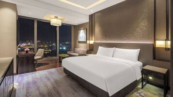 1 bedroom, premium bedding, minibar, desk