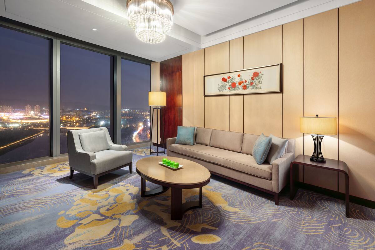 Suite ejecutiva, 1 cama de matrimonio grande | 1 dormitorio, ropa de cama de alta calidad, minibar y escritorio