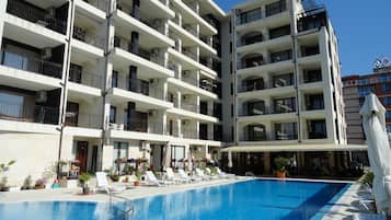 Utomhuspool och solstolar