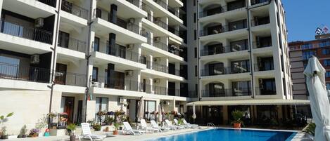 Outdoor pool, pool loungers