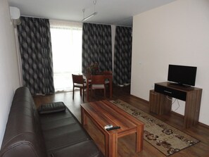 2 عدّة غرف نوم وخزنة داخل الغرفة ومكتب ومكواة/لوح كي