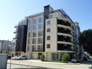 Vista frontal de la propiedad