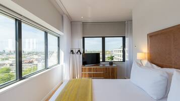 Apartment, 1 Bedroom, Corner | 1 bedroom, in-room safe, soundproofing, iron/ironing board