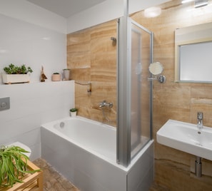 Articles de toilette griffés, séchoir à cheveux, serviettes fournies
