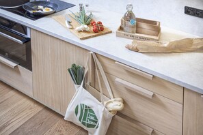 高档床上用品、客房内保险箱、特色装修、特色家居