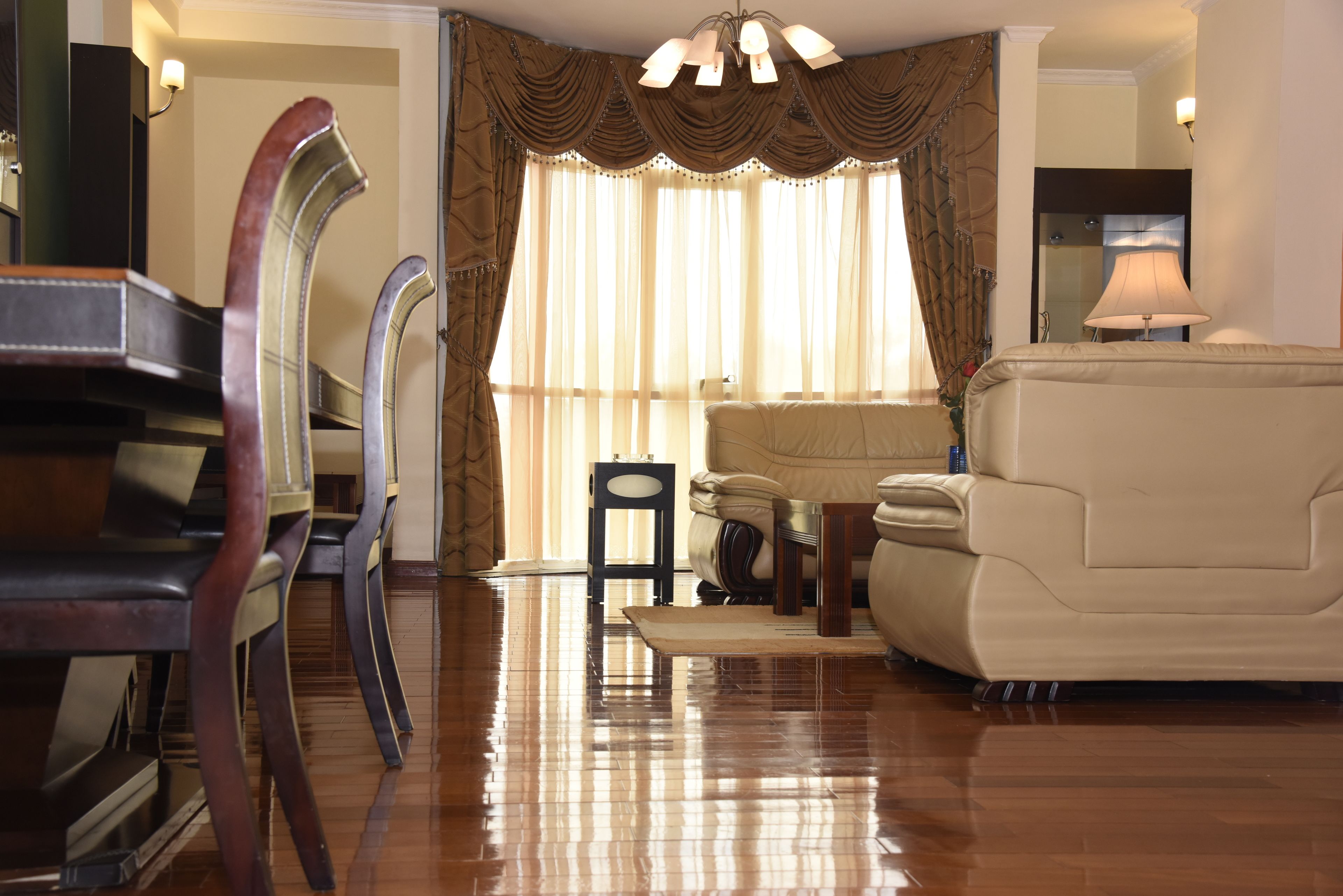 奢华公寓, 2 间卧室 | 客厅 | 43-英寸智能电视（配备卫星频道）、电视、壁炉