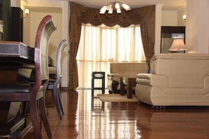 럭셔리 아파트, 침실 2개 | 거실 | 위성 채널 시청이 가능한 43인치 스마트 TV, TV, 벽난로