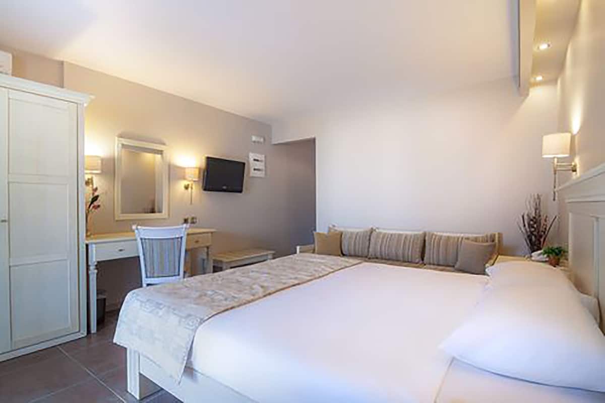 Minibar, brankas, dan setrika/meja setrika
