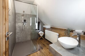 Premium Family Suite with Kitchenette | Kamar mandi | Shower, perlengkapan mandi gratis, pengering rambut, dan handuk
