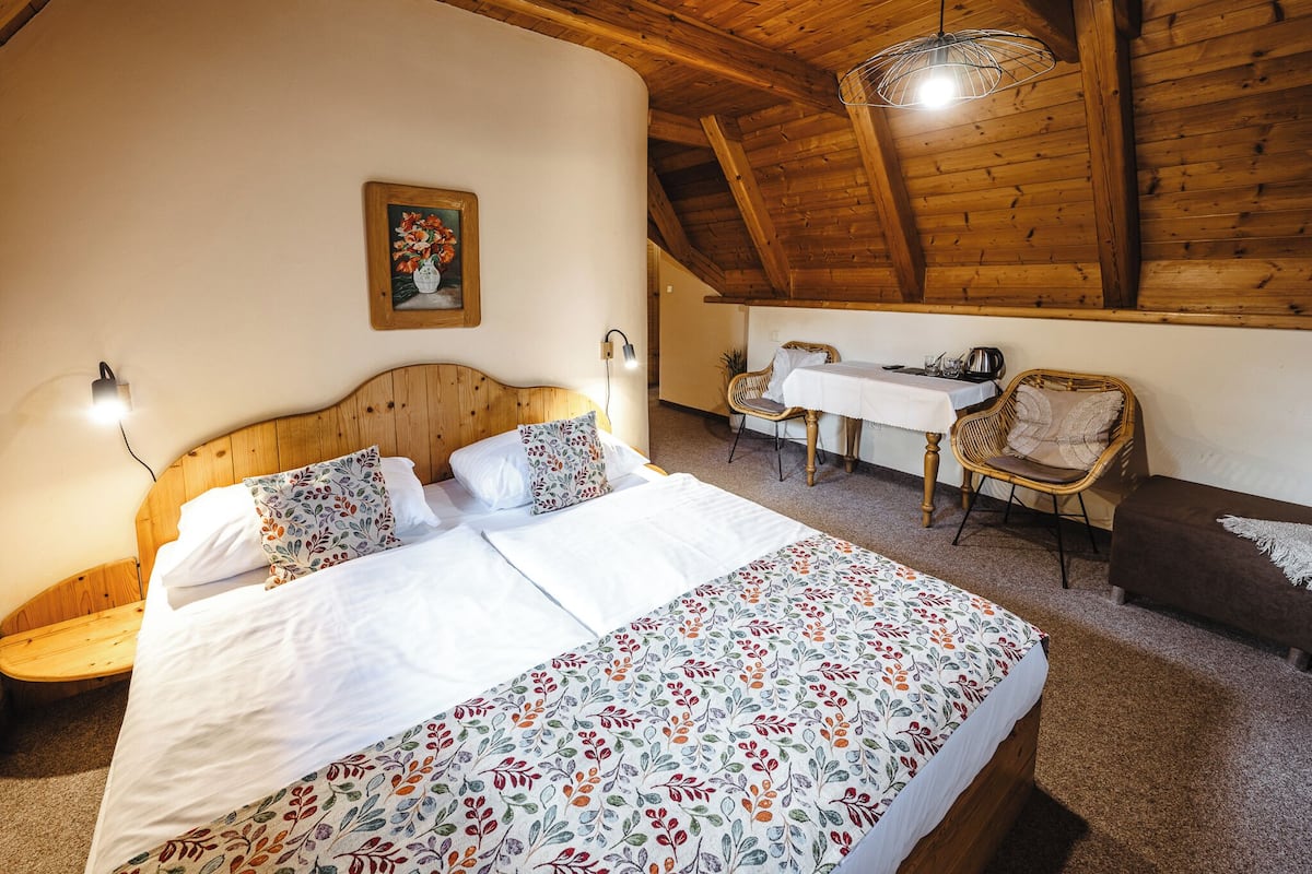 In-room safe, desk, free WiFi, bed sheets