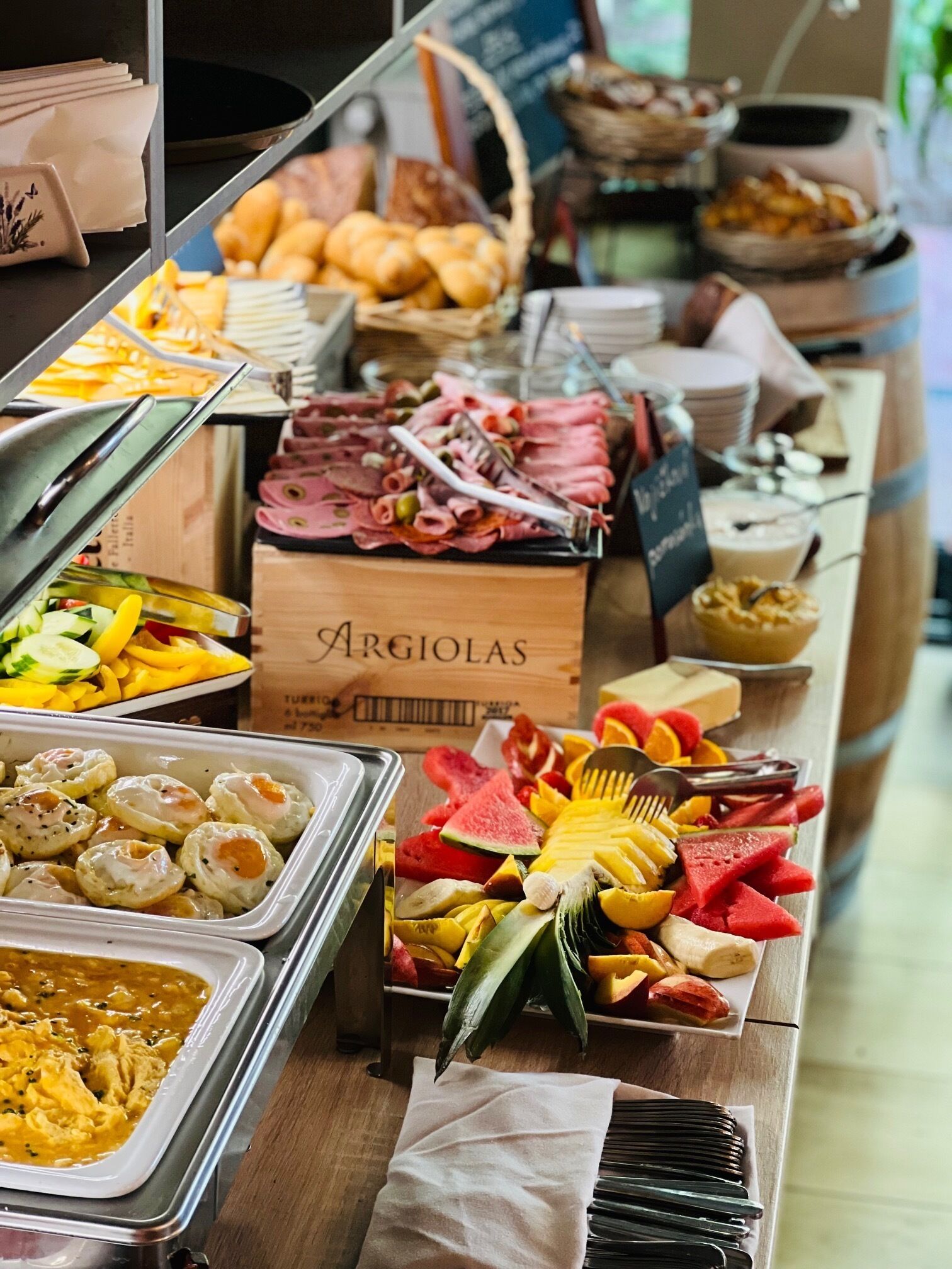 Sarapan prasmanan setiap hari (EUR 11 per orang)