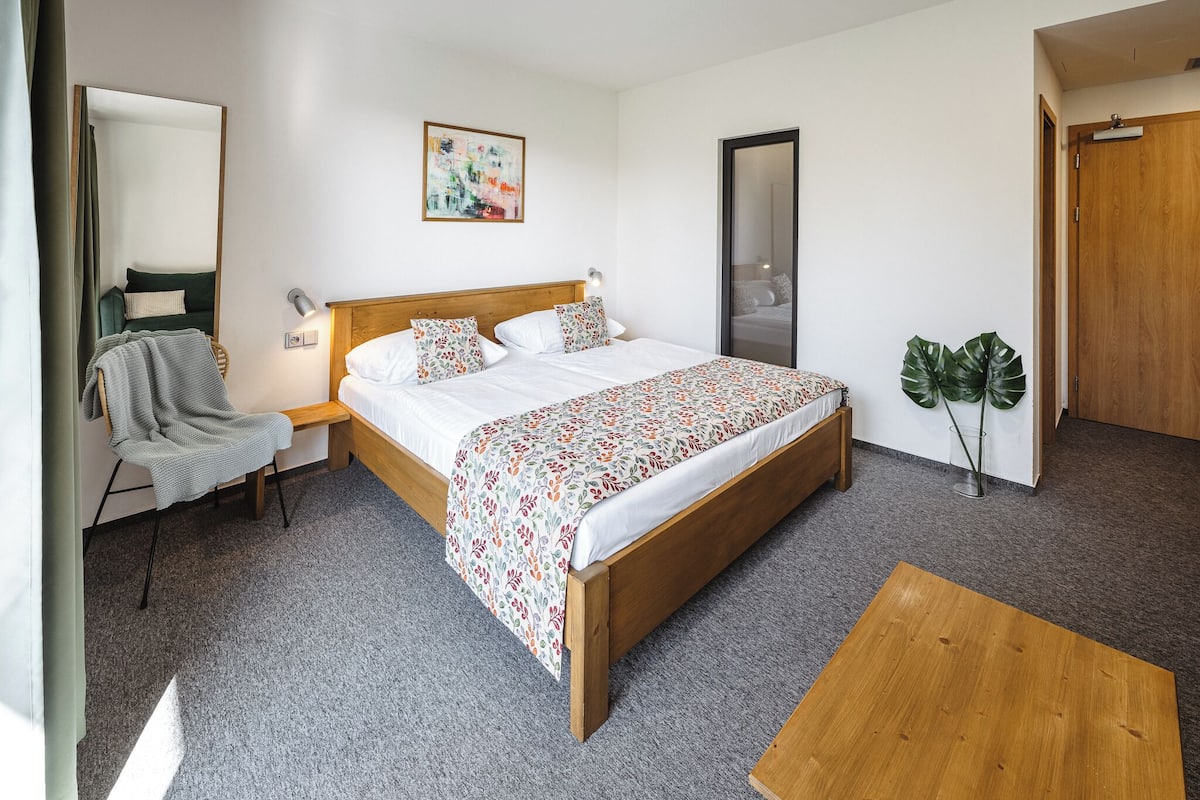 Premium-Dreibettzimmer | Zimmersafe, Schreibtisch, kostenloses WLAN, Bettwäsche