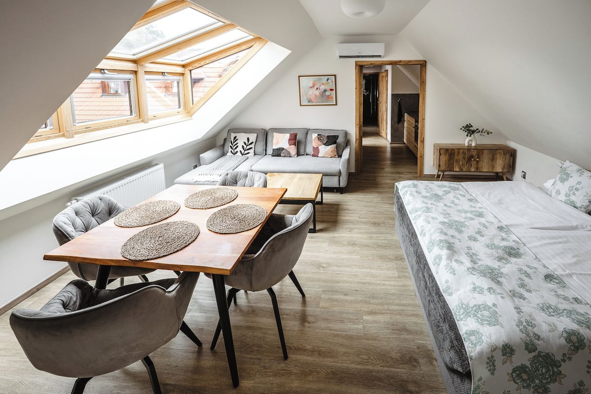 Premium Family Suite with Kitchenette | 객실 내 금고, 책상, 무료 WiFi, 침대 시트