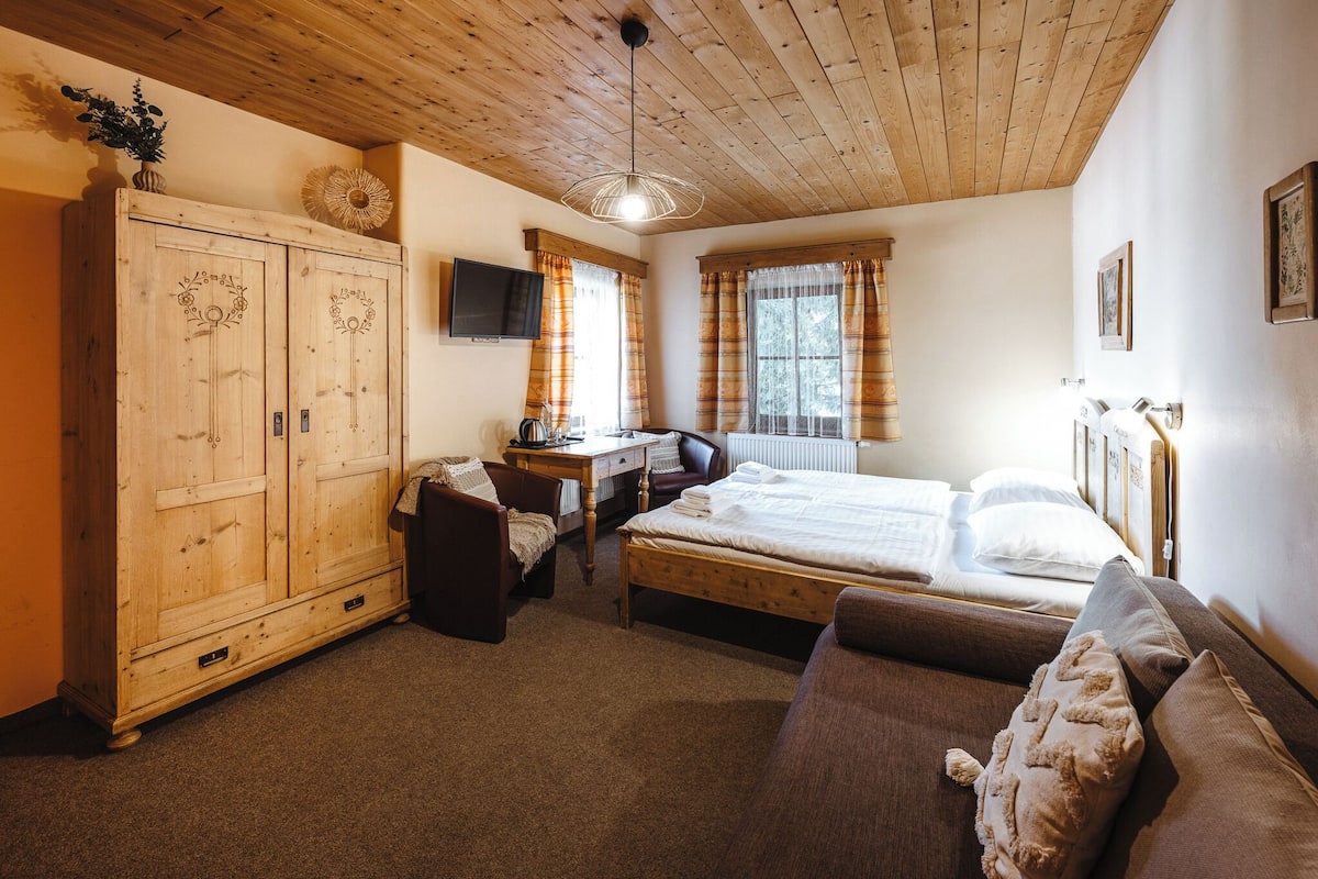 Standard TPL with extra bed | Zimmersafe, Schreibtisch, kostenloses WLAN, Bettwäsche
