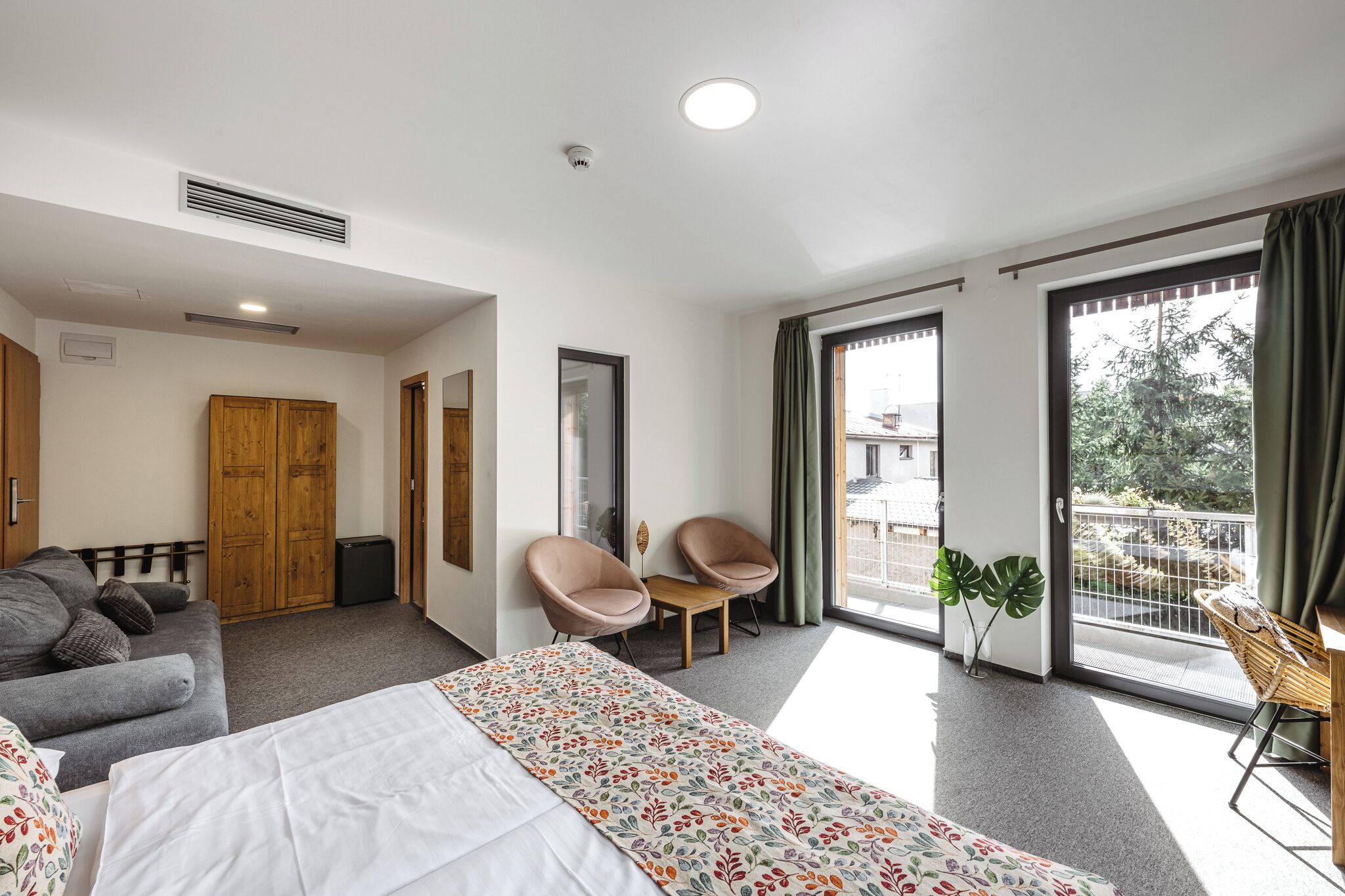 Premium TPL with extra bed | Brankas, meja kerja, Wi-Fi gratis, dan seprai linen