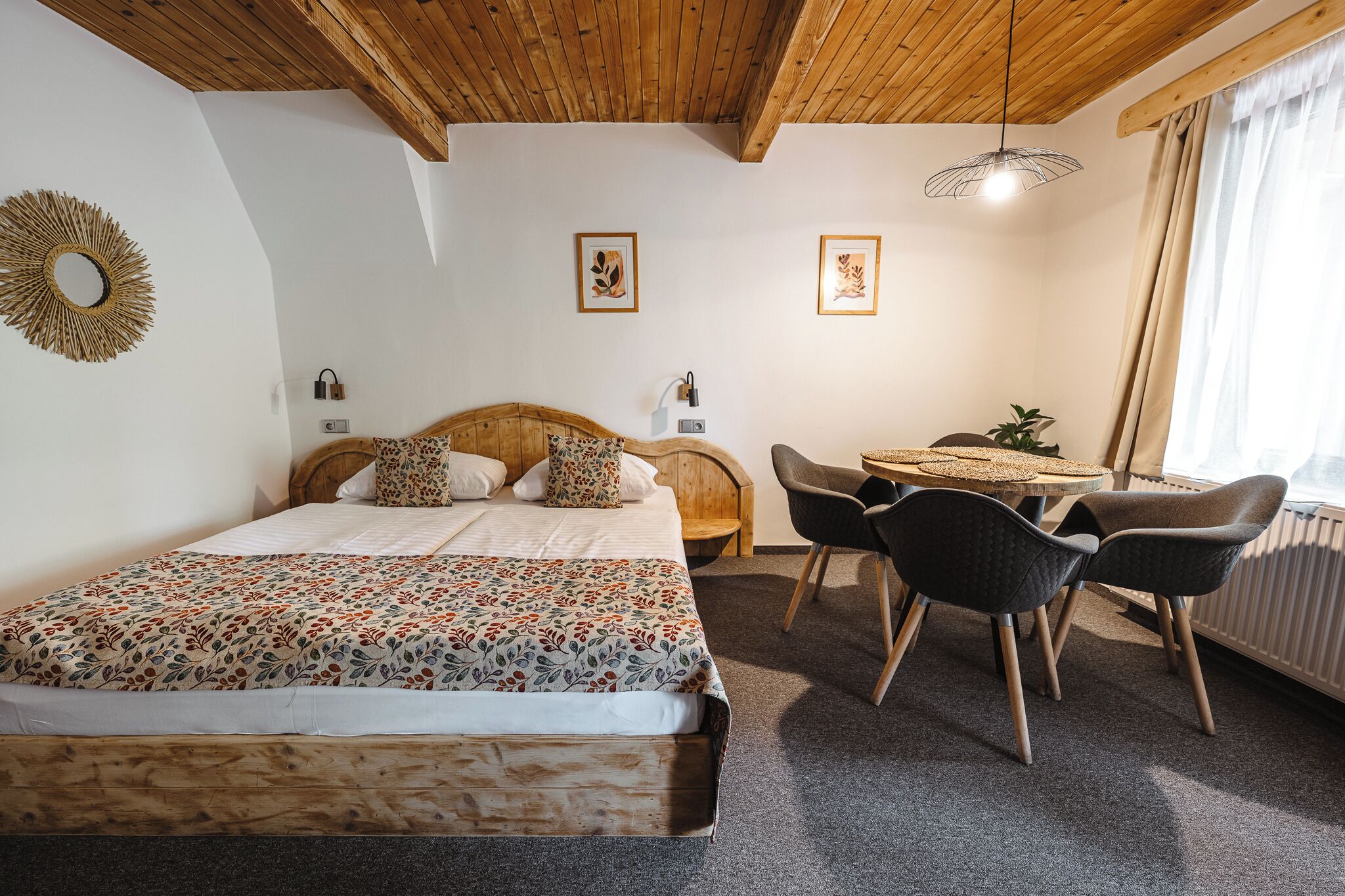 Premium Family Suite (5 Guests) | Coffres-forts dans les chambres, bureau, Wi-Fi gratuit, draps fournis