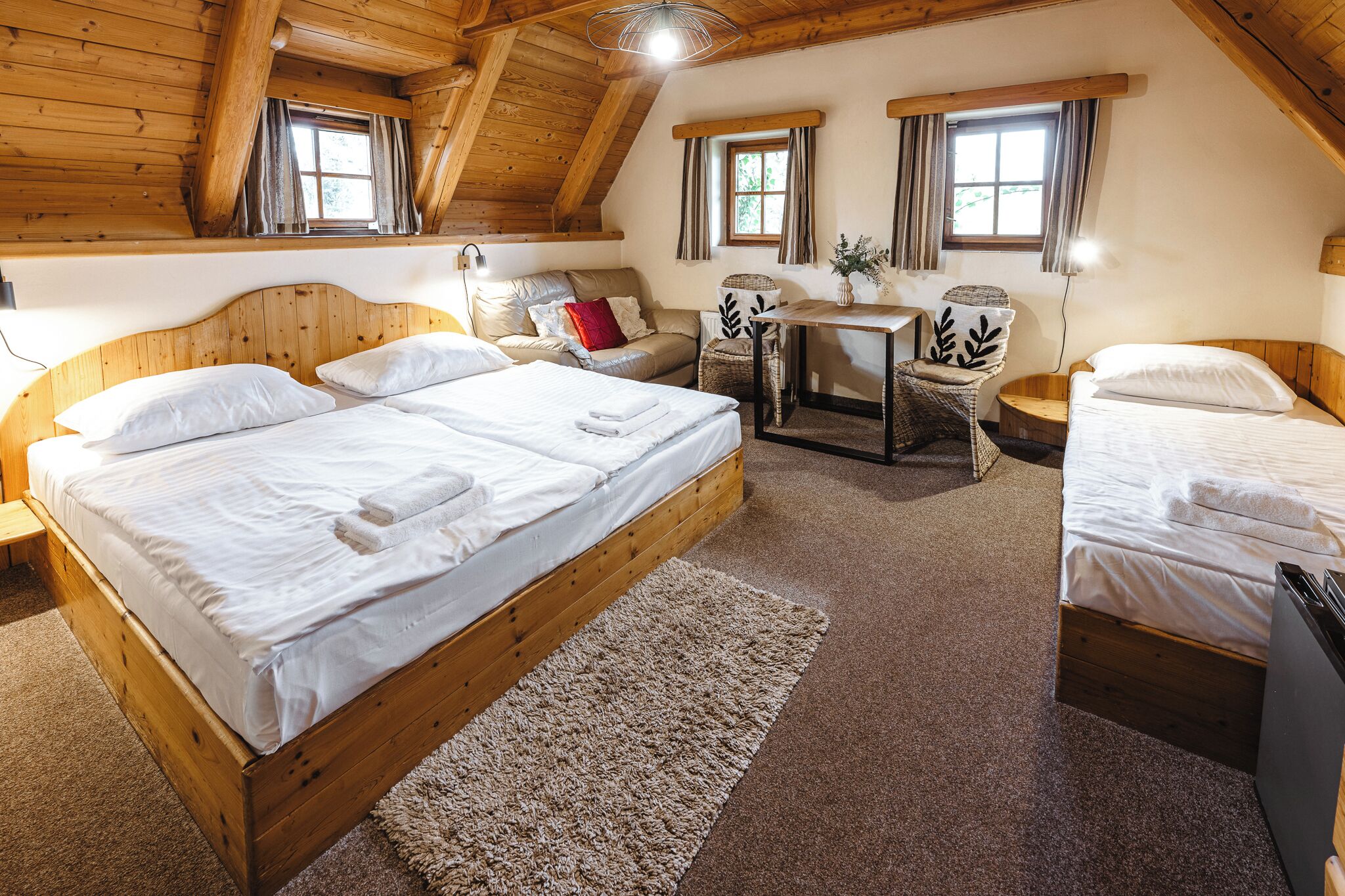 Chambre Triple Confort | Coffres-forts dans les chambres, bureau, Wi-Fi gratuit, draps fournis