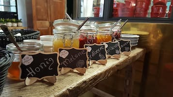 Päivittäinen buffetaamiainen (18.00 EUR per henkilö)