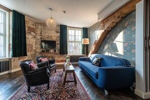 Suite, 1 Bedroom | Living area