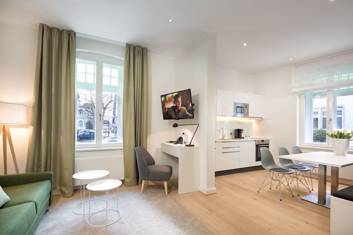 Flat-screen TV, heated floors