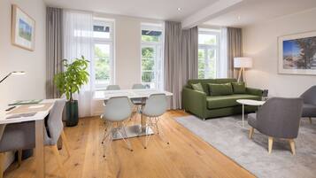 Deluxe-Apartment, 1 Schlafzimmer, Nichtraucher | Wohnbereich | Flachbildfernseher, Fußbodenheizung