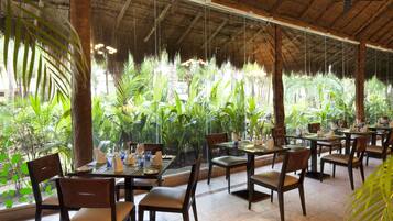 10 restaurantes, se sirven desayunos, comidas y cocina internacional