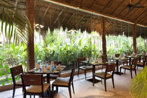 10 間餐廳；供應早餐、午餐、晚餐；多國菜