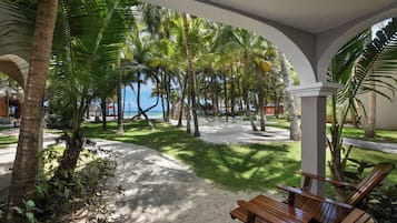 BEACHFRONT JUNIOR SUITE | Coin séjour | TV connectée de 30 pouces avec chaînes par câble