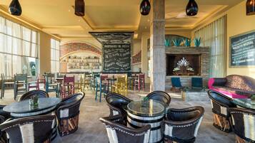 10 restaurants, breakfast, lunch, dinner served; international cuisine