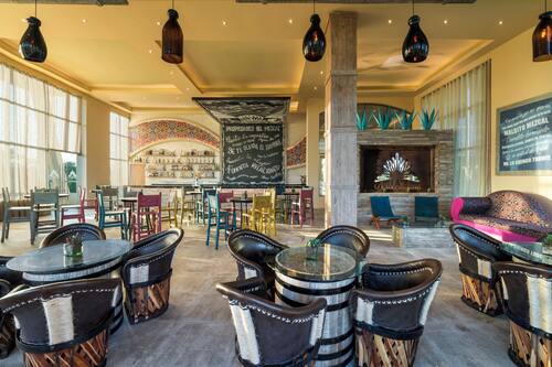 10 restaurants; breakfast, lunch, and dinner served