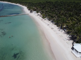 Playa privada, arena blanca, vóleibol de playa, 2 bares en la playa