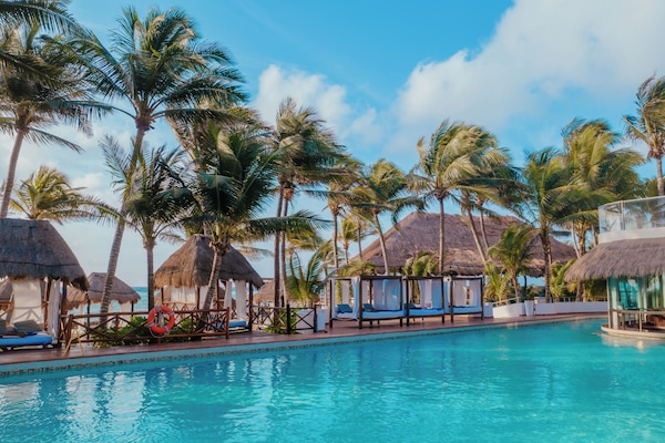4 outdoor pools