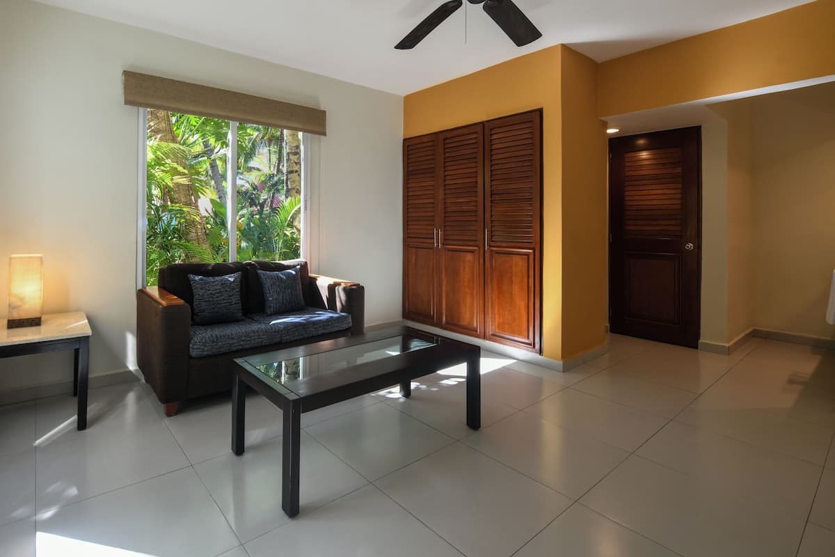 LUXURY JUNIOR SUITE | Articles de minibar gratuits, coffre-fort, bureau