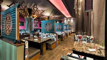 10 restaurantes; se sirve desayuno, almuerzo y cena