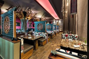 10 restaurants, breakfast, lunch, dinner served; international cuisine