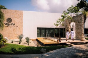 Sauna, hot tub, steam room, body treatments, aromatherapy